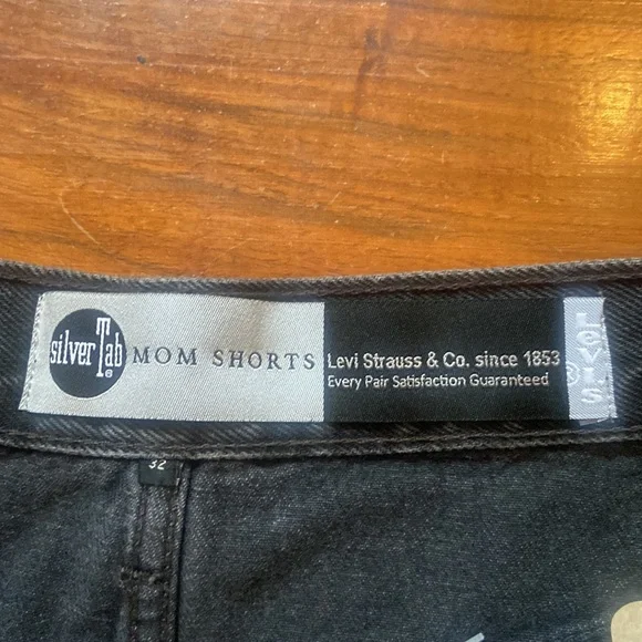 NWT Levi's Silvertab™ High-Rise Mom Jean Shorts Black 32 - Picture 7 of 12